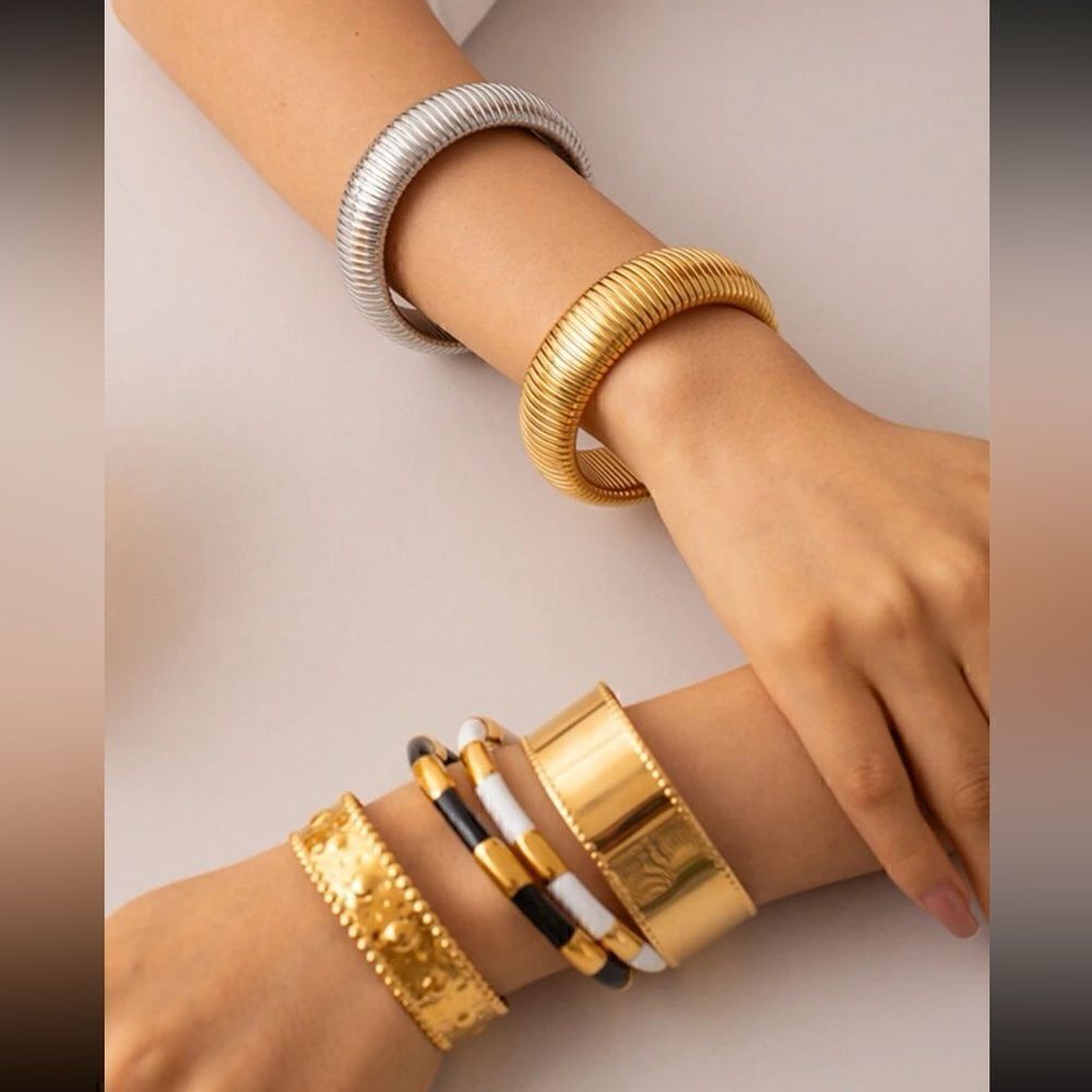 Minimalist gold bangle C36
